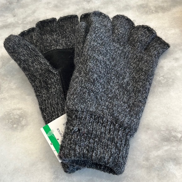 Vince Camuto Accessories - Vince Camuto Fingerless Gloves